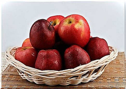 Apples on the fruit list to treat water retention