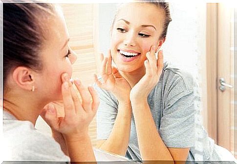 Woman enjoying the main benefits of papaya