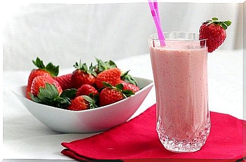 Banana and strawberry smoothies containing milk