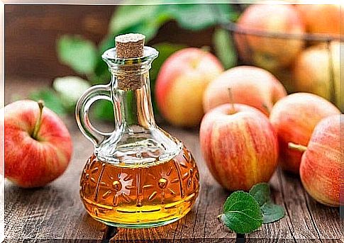 Apple cider vinegar on the list of solutions for hair dye removal