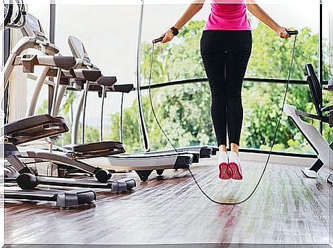 Jumping rope on the list of exercises to strengthen the knees