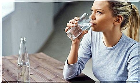 Simple water on the list of drinks that relieve kidney pain