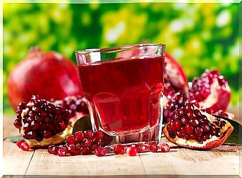 Drinks that relieve kidney pain such as pomegranate juice