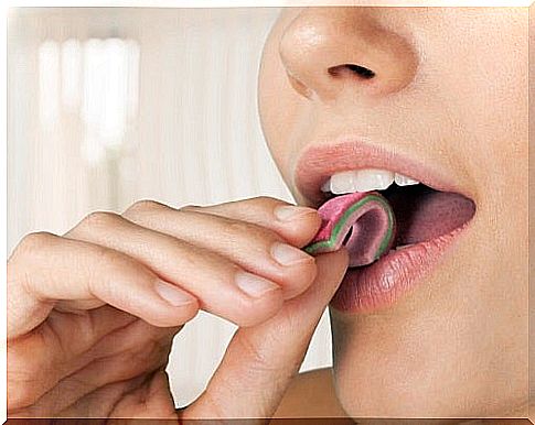 Habits to avoid on an empty stomach such as chewing gum