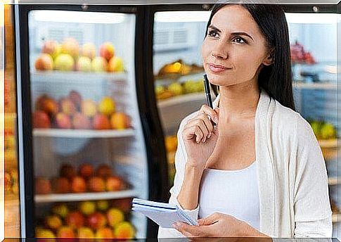 Habits to avoid on an empty stomach such as grocery shopping