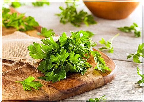 Parsley including in natural remedies for lice