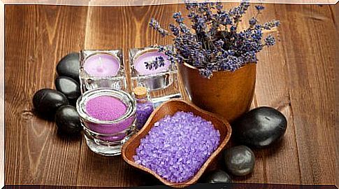 Natural remedies for swollen hands such as lavender oil