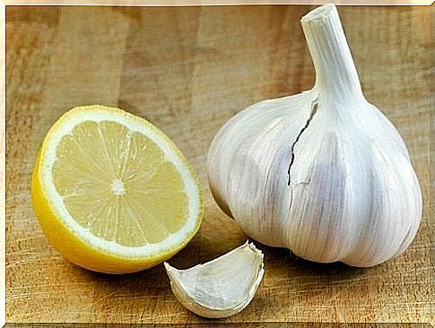 Remedies for detoxifying the lymphatic system based on garlic and lemon