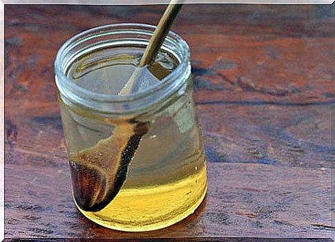 A drink with honey and apple cider vinegar to treat cramps