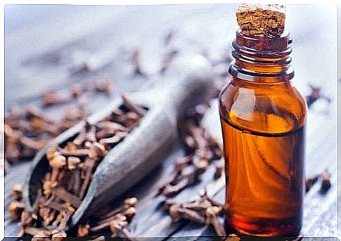 Clove essential oil that helps remove warts