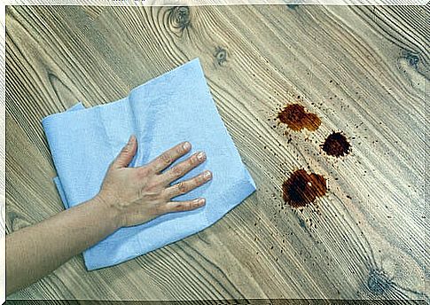 Tips for cleaning difficult surfaces and stains on wooden surfaces