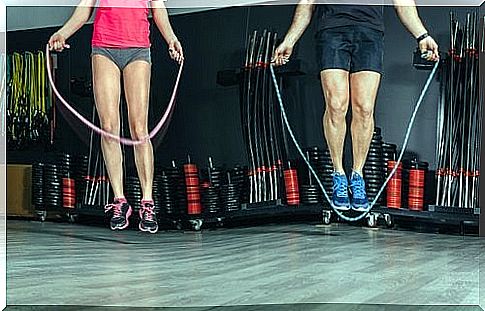 Skipping the rope to tone the skin left after losing weight