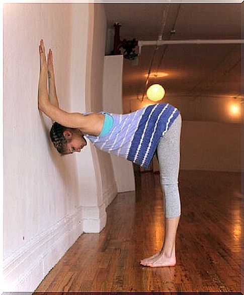 The board leaning against the wall helps relieve back pain