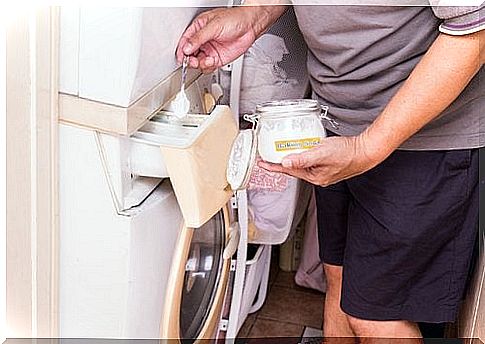 Baking soda whitens the laundry in the washing machine