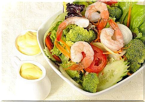 We advise you to eat salad with broccoli and shrimp