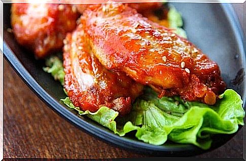 Chicken wings in barbeque sauce with lettuce