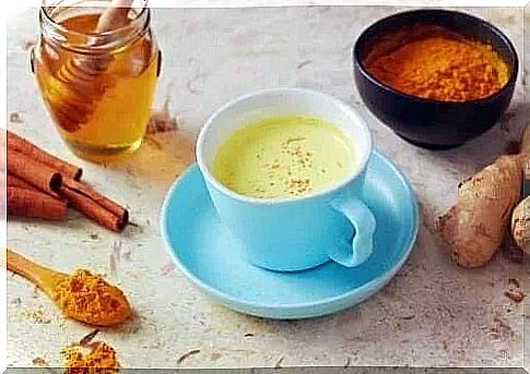 Cough remedy with pepper and honey tea