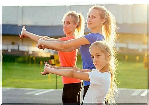 Girls doing crossfit exercises