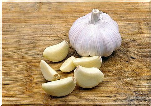 Daily consumption of raw garlic