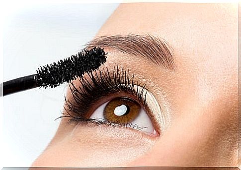 Natural conditioner for lengthening eyelashes in an empty mascara tube