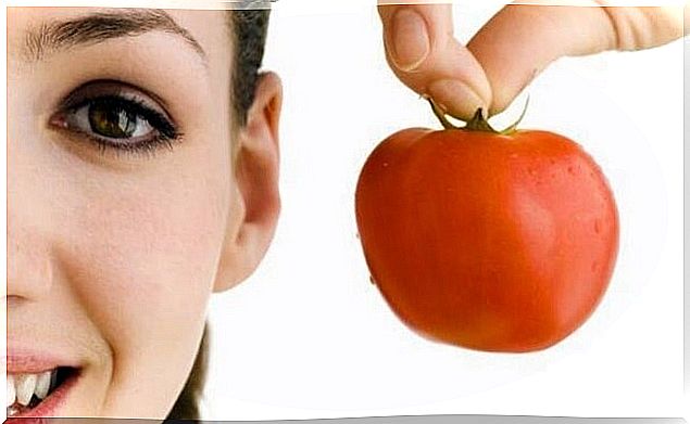 Face mask made of tomatoes and lemon