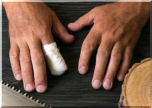 First aid in case of finger amputation