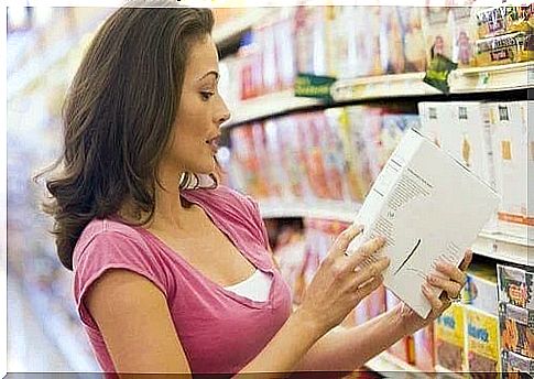 Woman analyzing sulfites in food