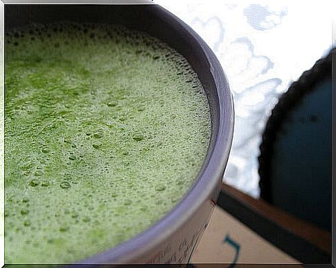 Drink green juice to combat hair loss