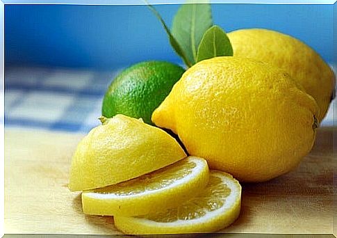 How to clean the oven with lemon