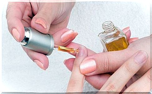 Nail remedy with garlic and oil