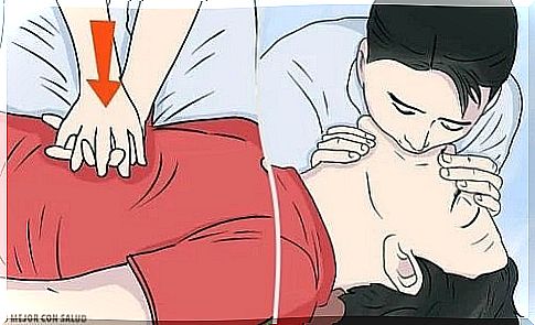 How to give first aid in case of stroke