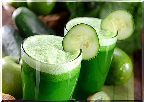 The benefits of water with cucumber and green apples