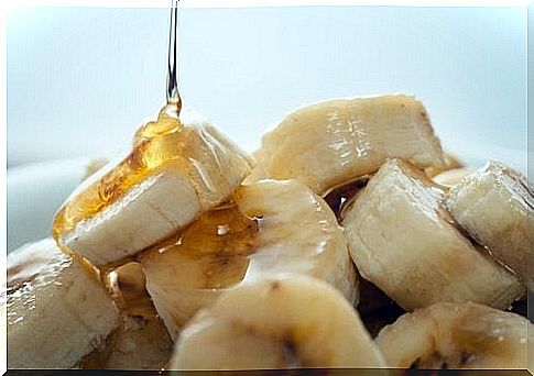 Bananas sliced ​​with natural honey