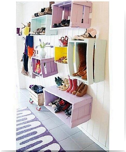 Suspended shoe rack made of wooden crates