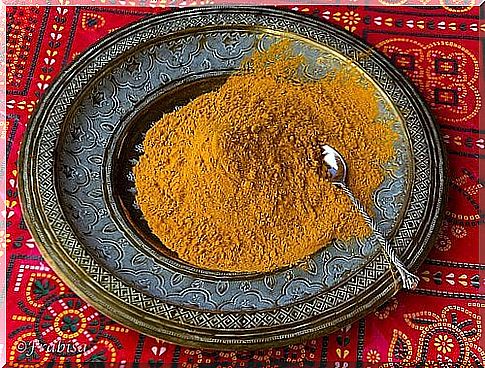 Plate with turmeric powder