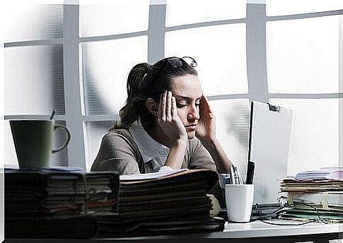 Symptoms of headache caused by stress in women